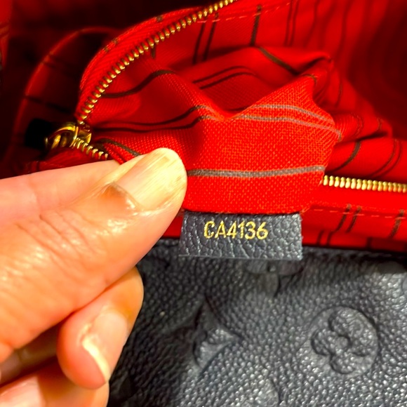 Louis Vuitton Leather Artsy MM Handbag in Navy - Picture 10 of 16